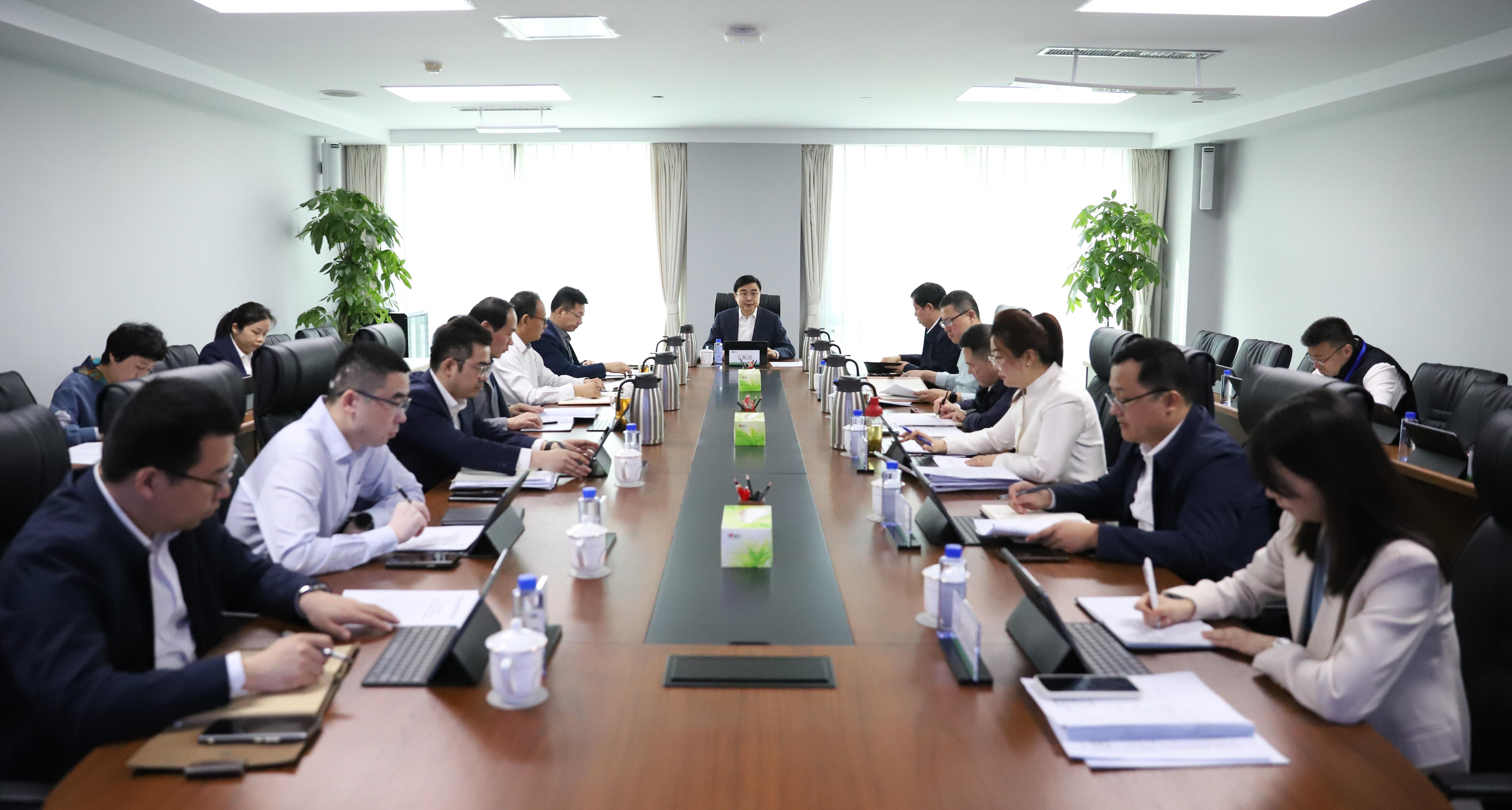 山东环保集团党委理论学习中心组围绕依法治国和合规管理开展专题学习研讨